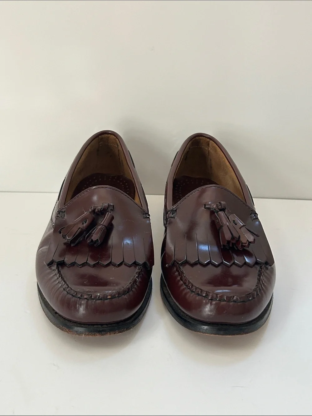 G.H. Bass Weejuns Men's Size 9 D Tassel Layton Loafers in Deep Burgundy Leather.